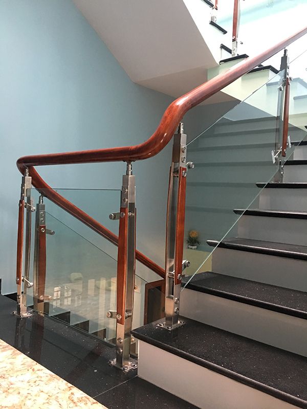 Cầu thang kính ốp gỗ sang trọng